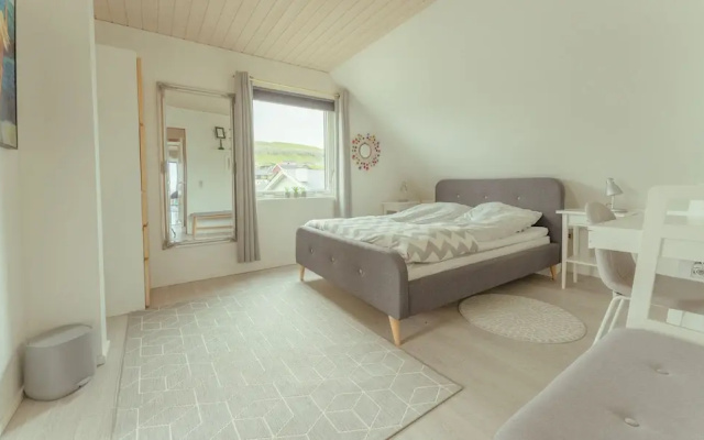 Great 3 BR Loft Apt - Views-Free Parking