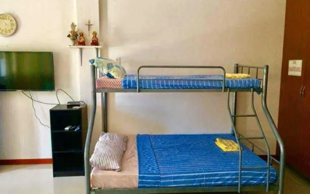 OYO 1166 Hotel Wooden Crib