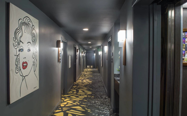 Elan Hotel