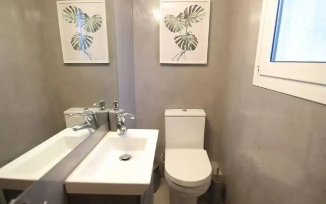 Penthouse lux Flat With 2 bd Next to Larissis