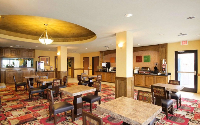 Comfort Inn & Suites Donna near I-2