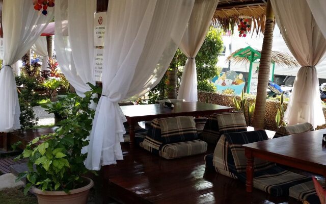 Coucou Bar Hotel and Restaurant