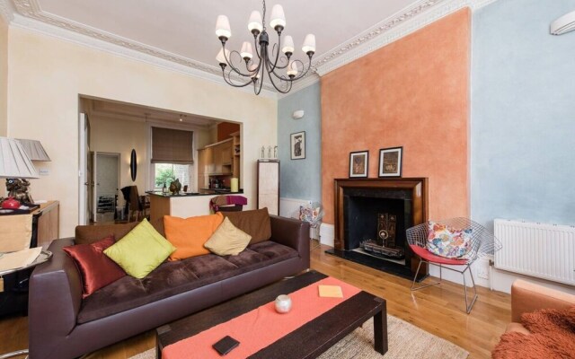 Inviting 1BD Hideaway Kensington Olympia!