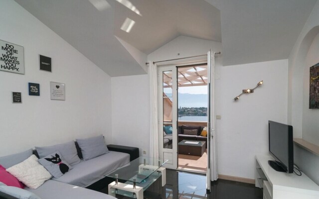 Nice Apartment in Selca With 2 Bedrooms and Wifi