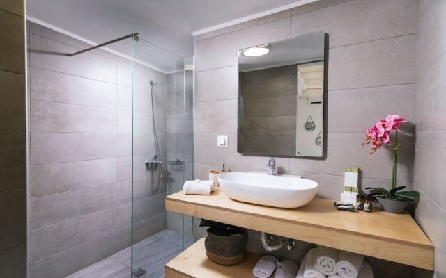 Ermis Luxury Suites & Apartments