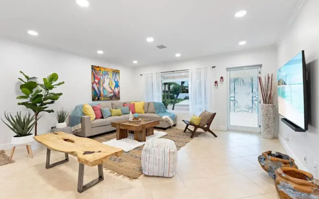 Walking From the Beach 3Br Villa