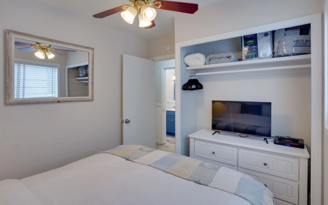Catalina Island Duplex - Steps to Beach & Pier!