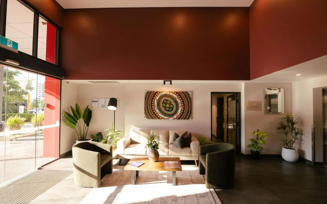 H on Mitchell Apartment Hotel