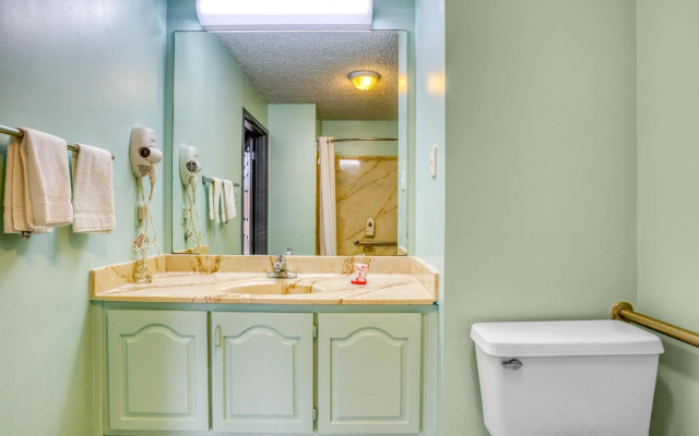 OYO Townhouse Tulsa Woodland Hills