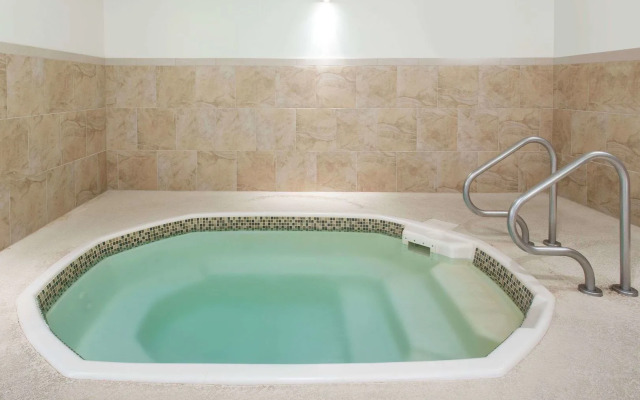 Clarion Pointe Mattoon near University