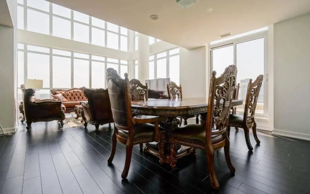 Hydewest - Capreol Luxury Furnished Penthouse Apartment