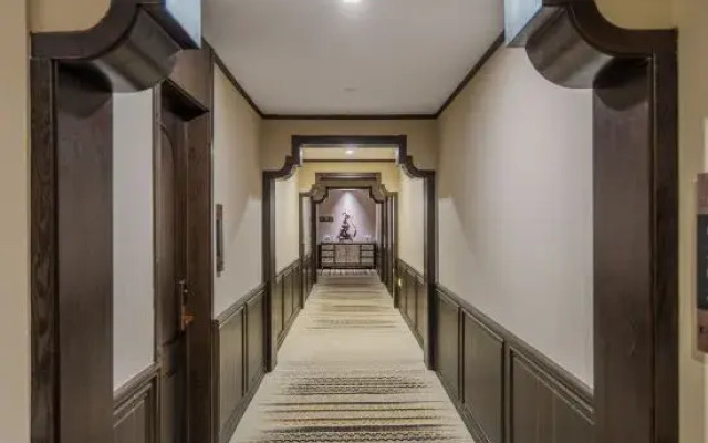 Qihua Luxury Hotel