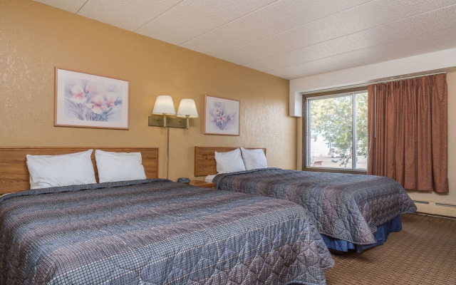 Super 8 by Wyndham Owatonna