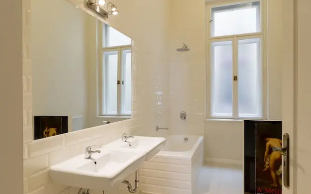 Luxurious 2 bedrooms apartment downtown