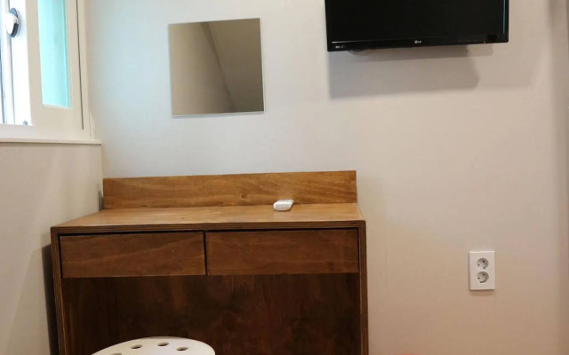 Zzzip Guest House - Hostel