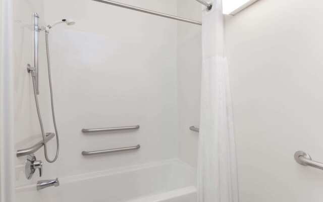 Days Inn & Suites Cambridge