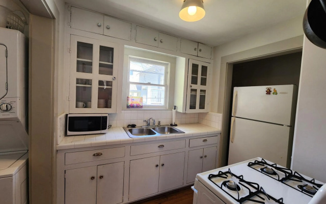 Cute Quiet Garage Apt Home