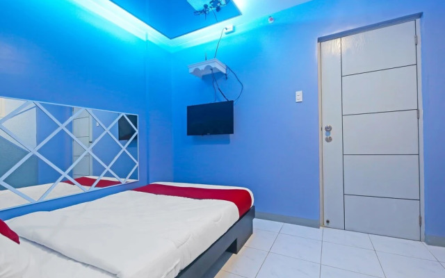 OYO 896 Silverio Suites