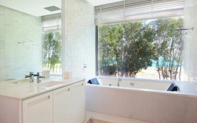 Overwater Luxury Retreat - Nurai Island