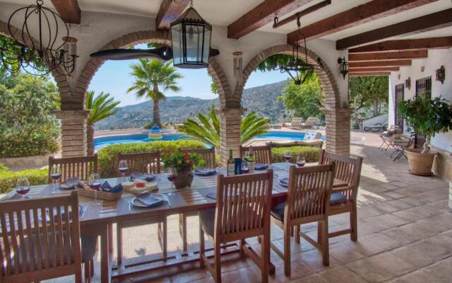 Luxury 4-bedroom villa, private pool and outhouse