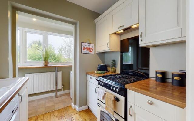 Contemporary 2 Bed Apartment With Private Garden