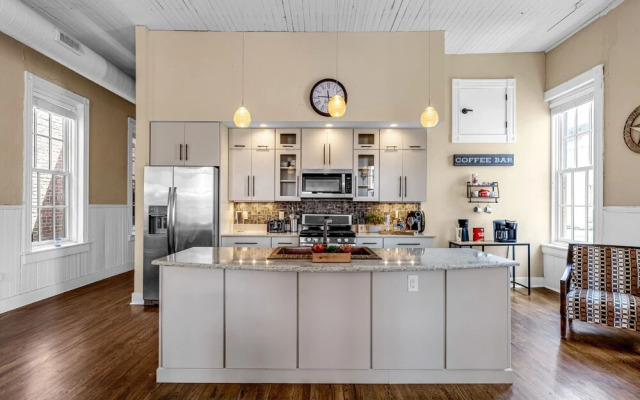 Downtown Delight - Private Balcony - Downtown Condo