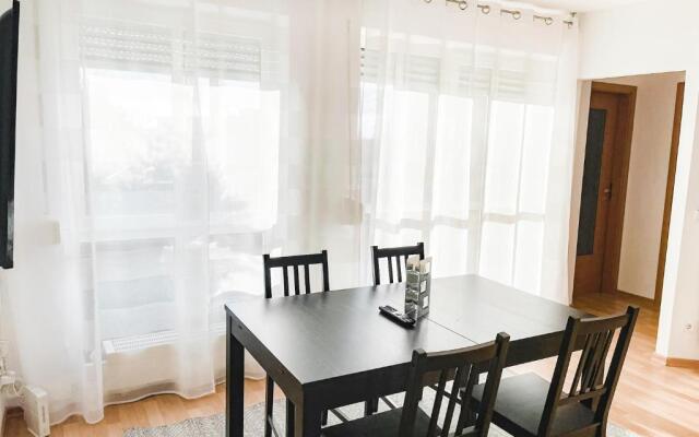 Schöne Wohnung, eigene Terrasse, privater Parkplatz, Wi-Fi, Waschmaschine, 3P