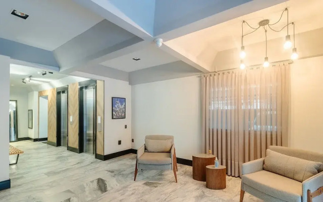 Full 2-bed Apt 80m From the Beach in BC