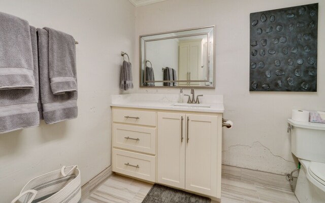 Upscale Texarkana Townhome, Walk to Downtown!