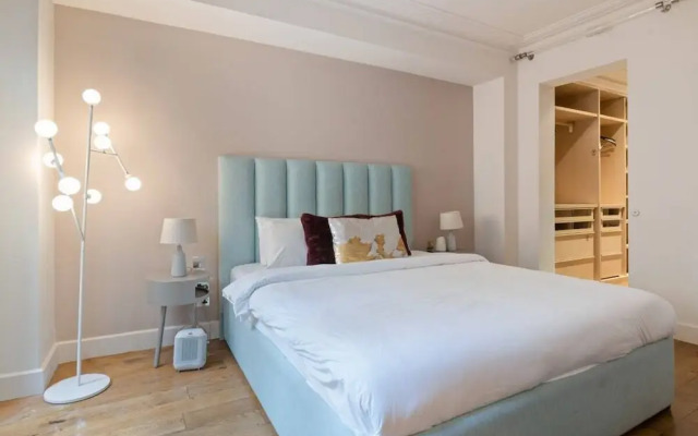 Spacious Designer 2 Bedroom Maisonette With Garden in Chelsea, London