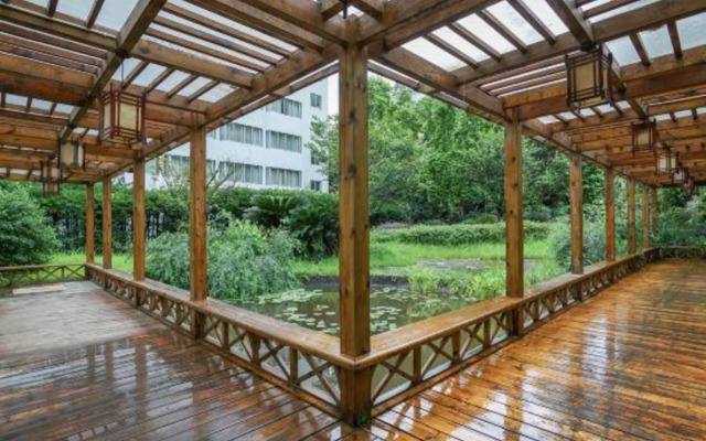 Longchang East Hotel