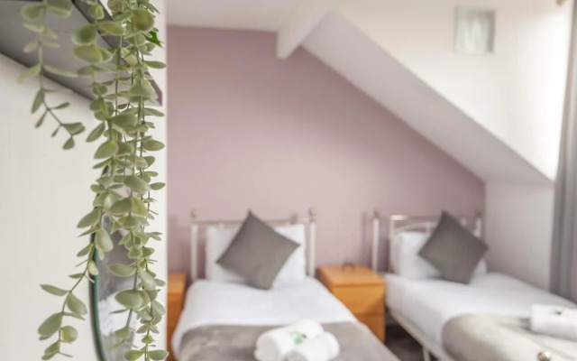 Leeds 4-bed House - Sleeps 9, Free Parking & Wifi