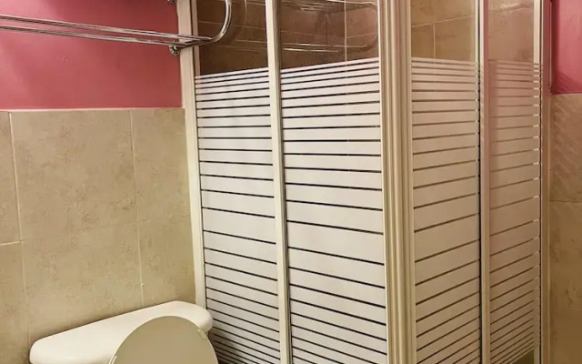Moe's Suite Hotel