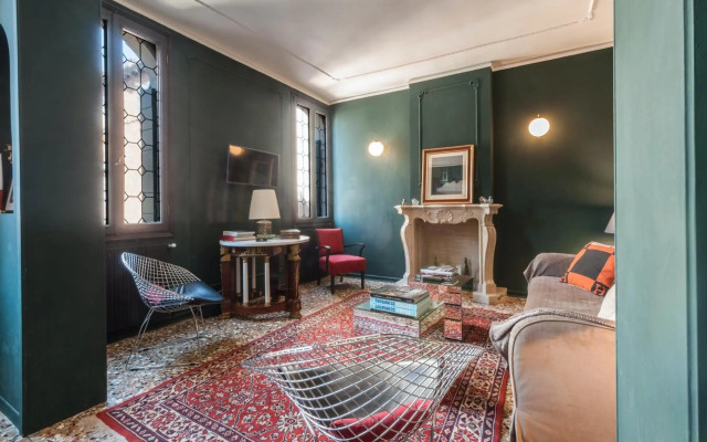 Stylish Renovated Apartment In The Heart Of The City