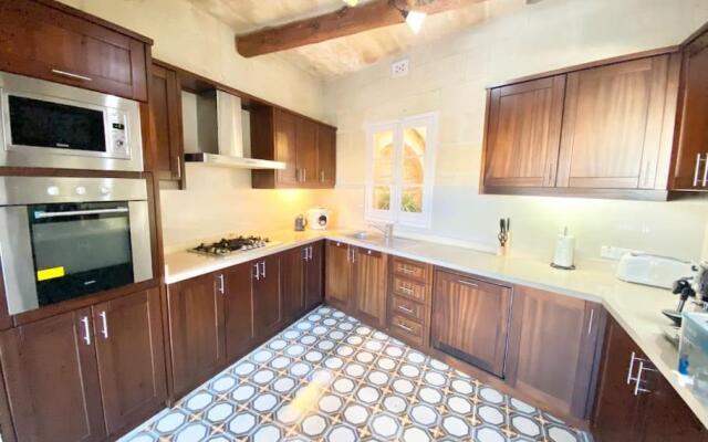 Villa Rossa Gozo - 5 bedroom ensuite with pool & jacuzzi
