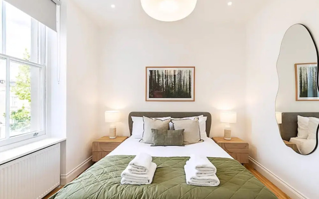 Chic Chelsea Retreat: Bright Space & Balcony Bliss