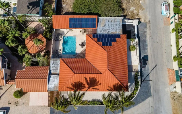 NEW Modern Cozy Studio Walking Distance to Beach