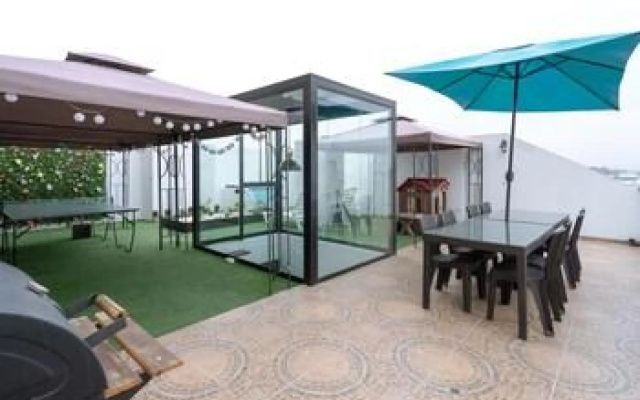 Exclusive Penthouse With Private Rooftop Jacuzzi BBQ Game Room