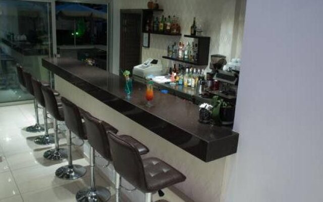 Frixos Suites Hotel Apartments