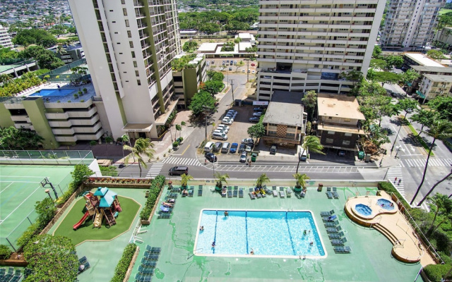 Waikiki Banyan - Partial Ocean View Tower 2 Suite 1204