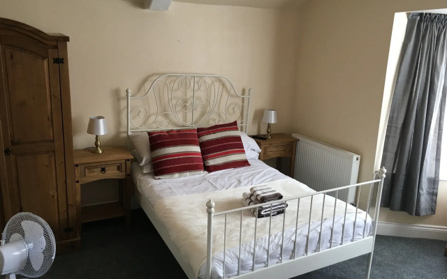 The Hollies Inn