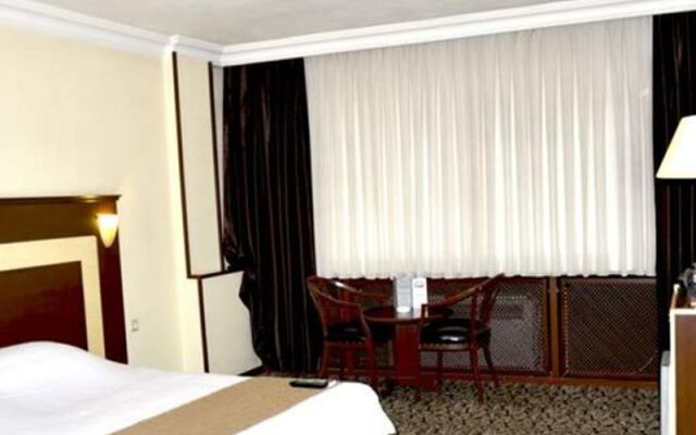 Tilmen Hotel