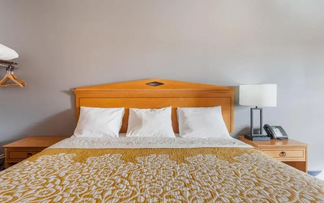 Days Inn And Suites Lancaster Amish Country