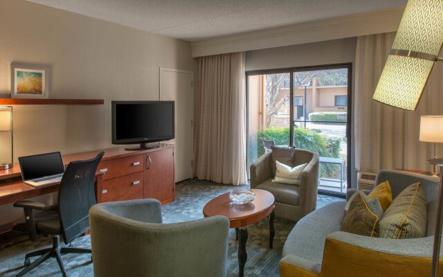 Courtyard by Marriott Addison Midway