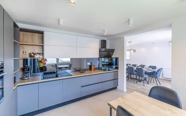 Expansive Retreat With Private Pool & Bbq, Near the Beach
