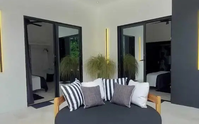Casa Black and White. Vista al Mar