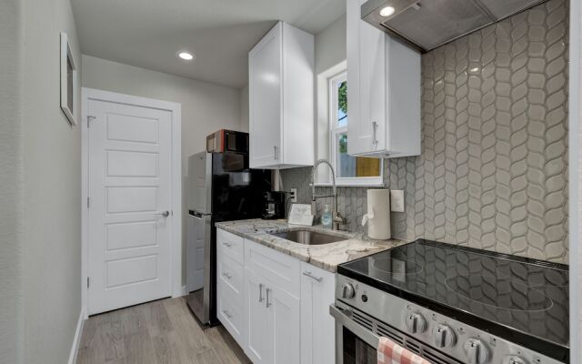 Red Door Movie Lounge Casita