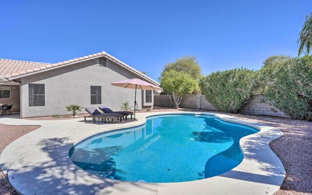 Phoenix Gem: Pool, Putting Green & Furnished Patio