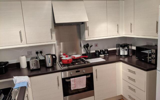 MBIZ Apartment - En-suite with Allocated Parking