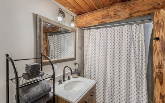 Guten Cabin 3 Bedroom Home by NW Comfy Cabins by RedAwning